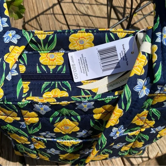 NWT VERA BRADLEY Sm. Original Zip Tote Inside/outside zip pockets. Zip closure - Picture 5 of 8